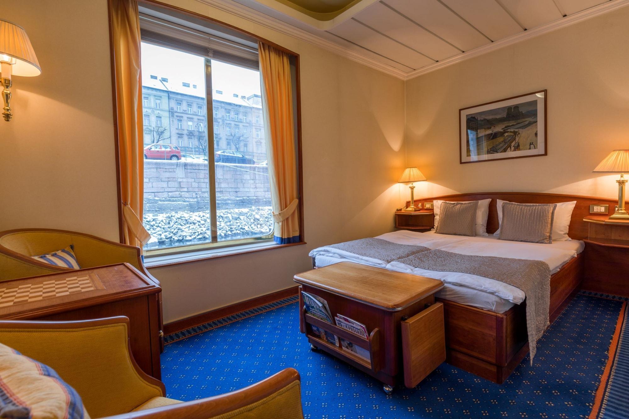 Onriver - Ms Cézanne Budapest