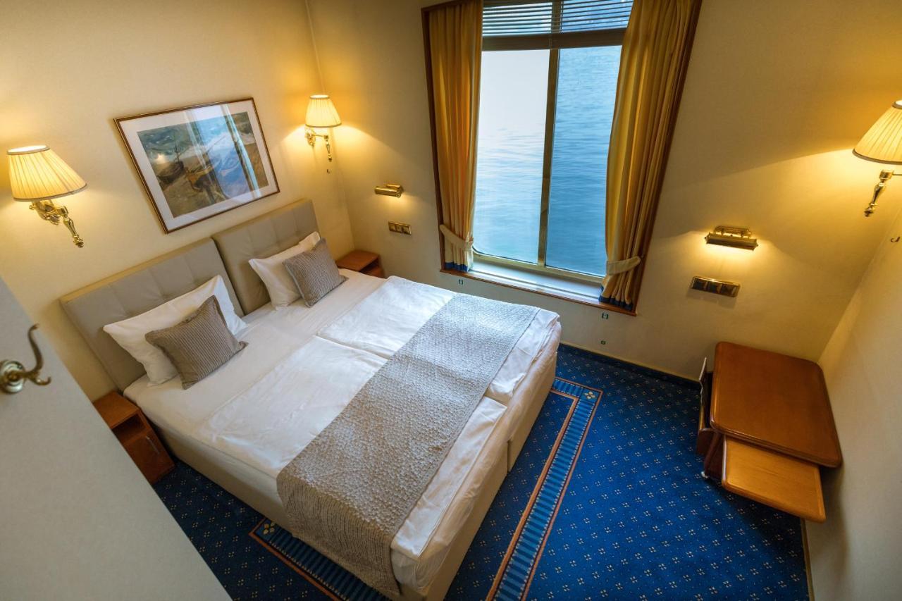 Onriver - Ms Cézanne Hotel en barco 4*