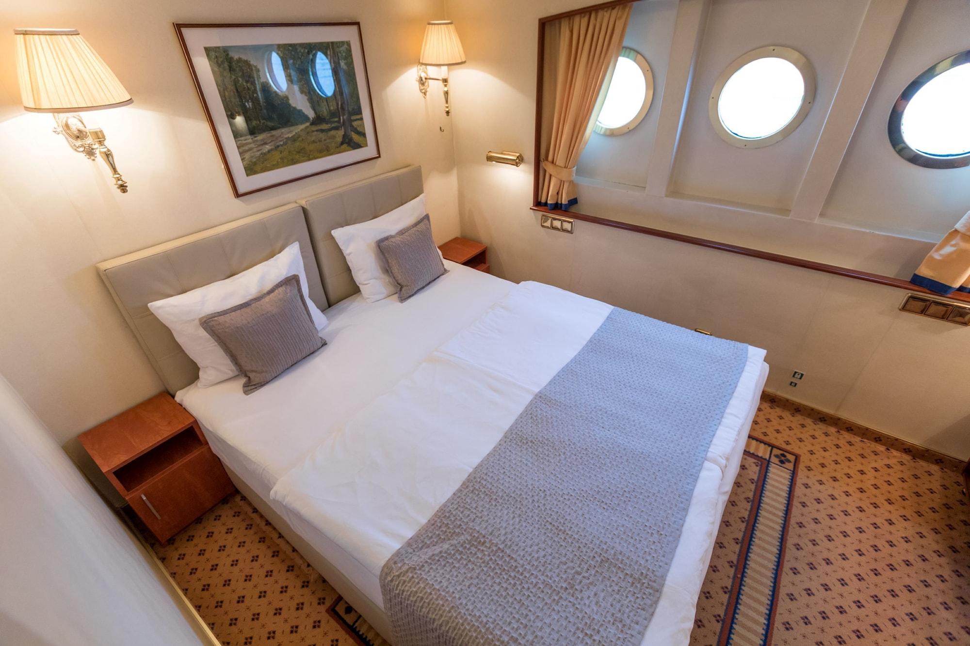 Onriver - Ms Cezanne Botel 4*