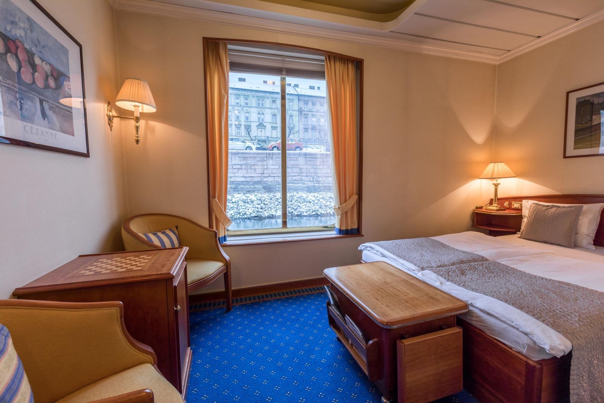 Onriver - Ms Cezanne 4*