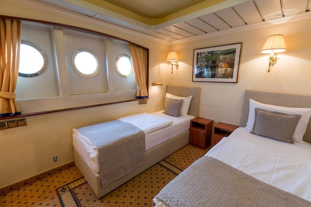 Onriver Hotels - Ms Cezanne